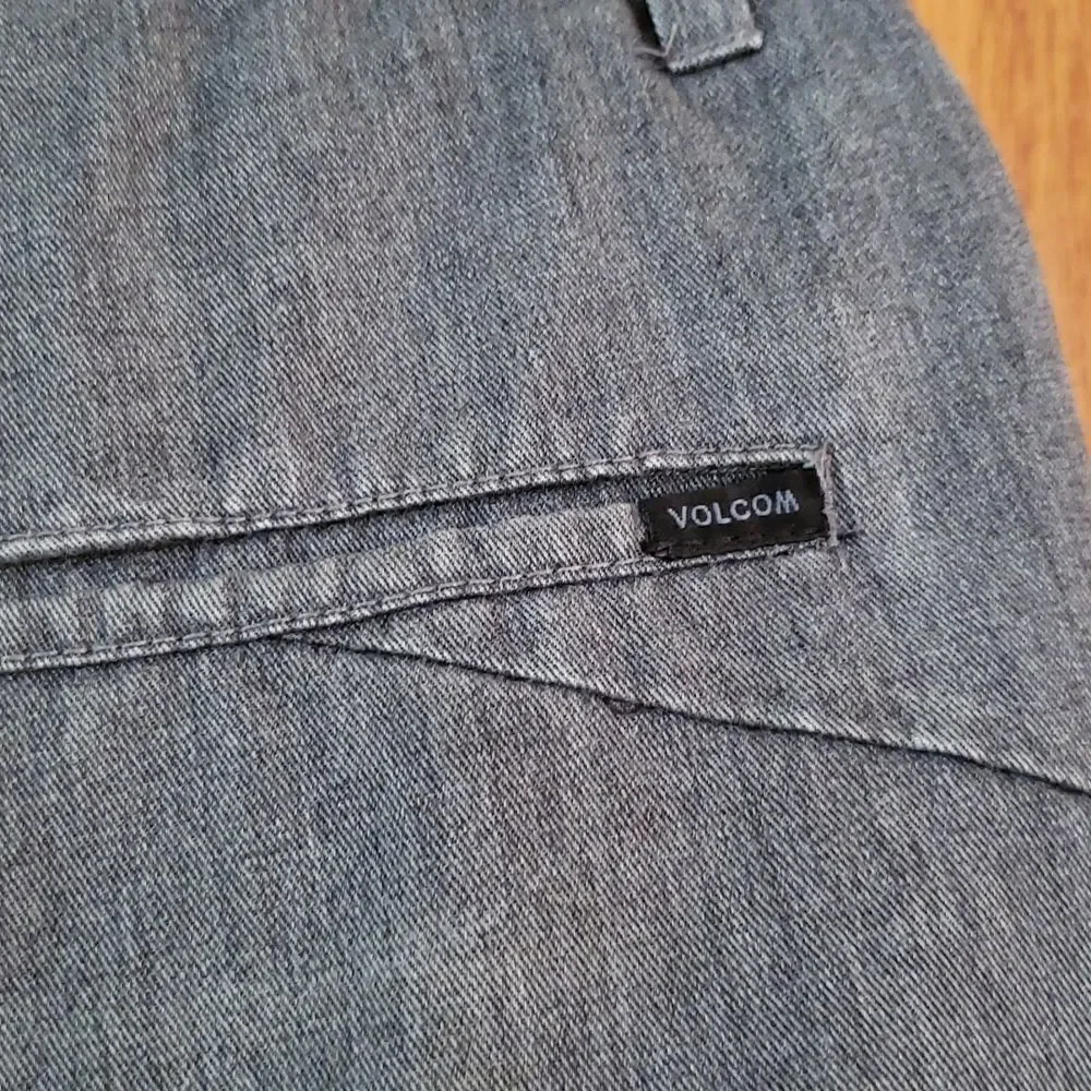 EUC Volcom Gray Men's Chino Shorts Sz 33